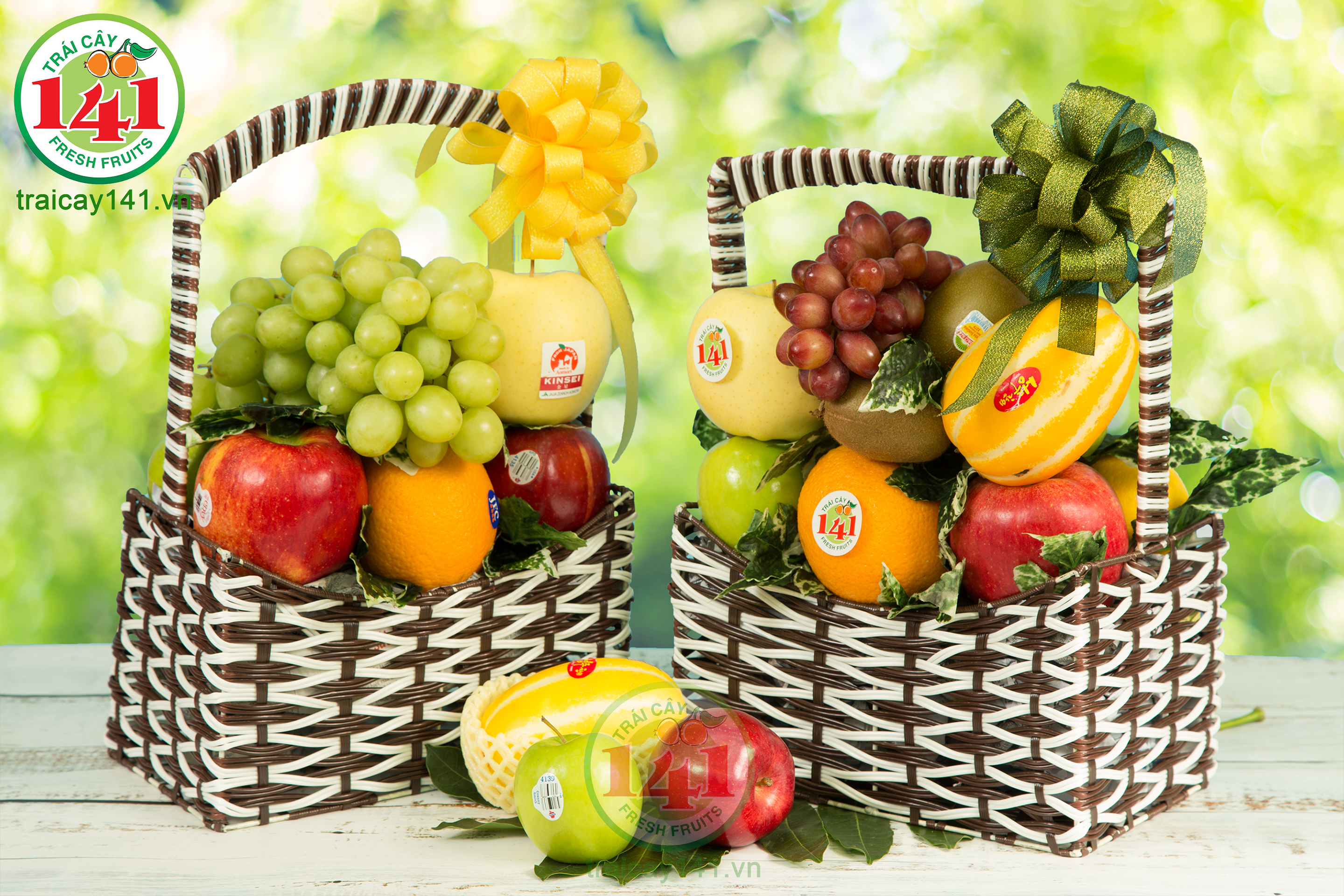 Nếu bạn yêu thích hoa quả thì bức ảnh giỏ hoa quả đẹp sẽ không làm bạn thất vọng. Những loại trái cây tươi ngon được sắp xếp đẹp mắt, tinh tế trên chiếc giỏ sành điệu. Hãy thư giãn và xem ảnh để cảm nhận vẻ đẹp và sự hoàn hảo trong sự kết hợp các loại trái cây.